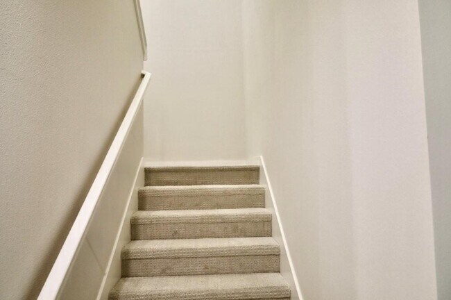 Building Photo - 510 Cosmos St