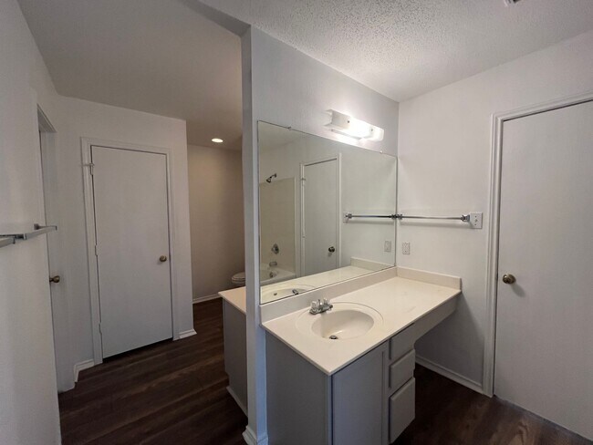 Building Photo - 8419 Manderly Pl