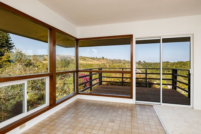 Building Photo - Coastal cottage in prime location and exceptional views!