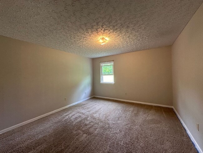 Building Photo - 2 bedroom, 1 bath, Townhome Kingsport, TN