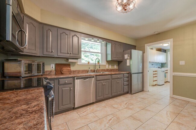 Building Photo - 2418 Heutte Dr
