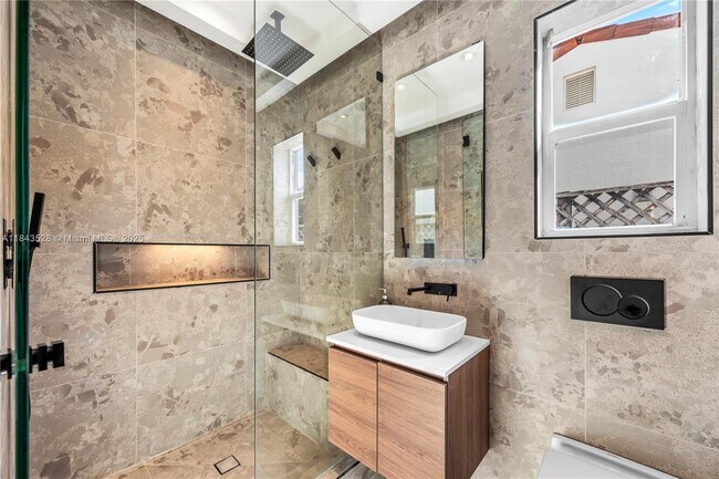 Building Photo - 738 NE 72nd Terrace