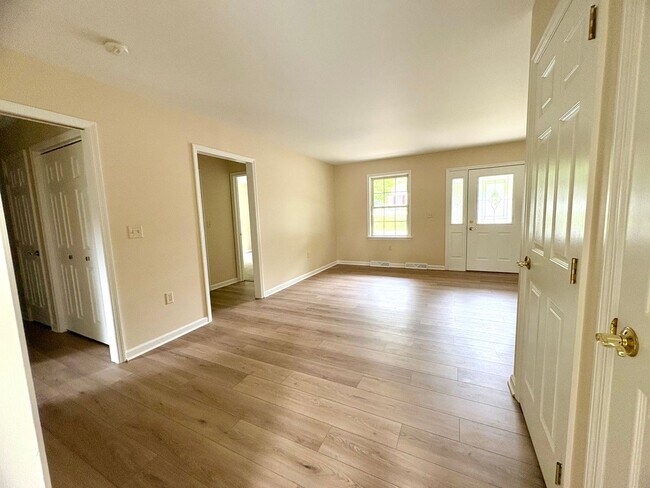 Building Photo - 3 Bedroom 2.5 Bathroom Home Available in Elizabethtown!