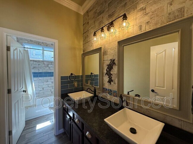 Building Photo - 523 Ruess Rd
