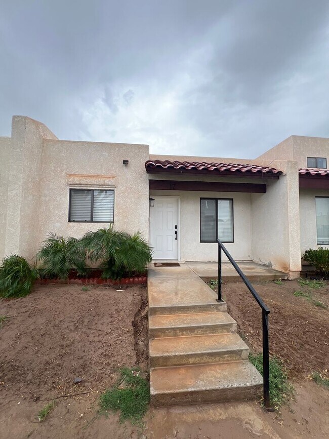Building Photo - NICE 2 BEDROOM TOWNHOME!