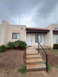 Building Photo - NICE 2 BEDROOM TOWNHOME!
