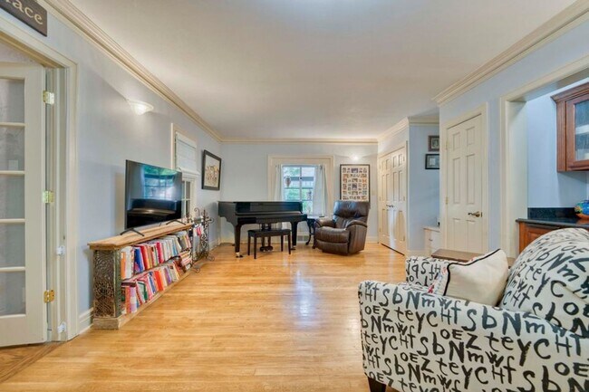 Building Photo - Beautiful 4 bedroom home in University Heights! Don't miss this one!