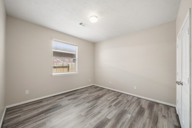 Building Photo - 24503 Lakecrest Bend Dr