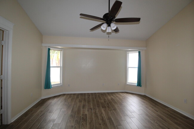Building Photo - 2073 SW Capeador St