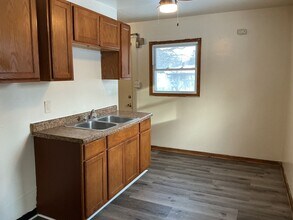 Building Photo - 2 bedroom single family home