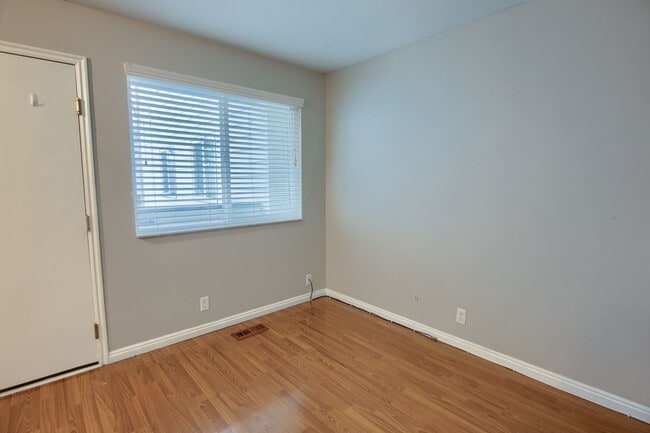 Building Photo - Stunning Condo Unit In Prime Location!