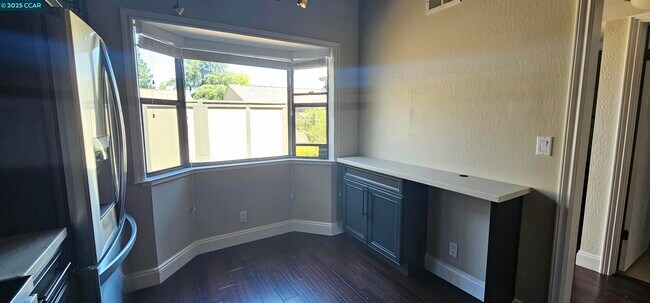 Building Photo - 1597 Ashwood Dr