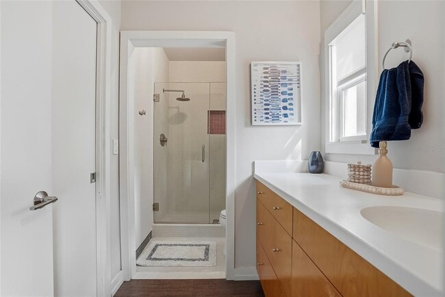 Building Photo - 106 Fareham Pl N