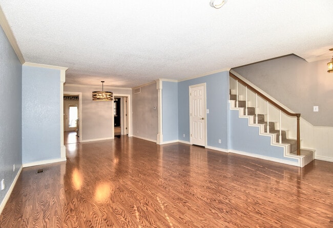 Building Photo - 1023 E Thompson Ave