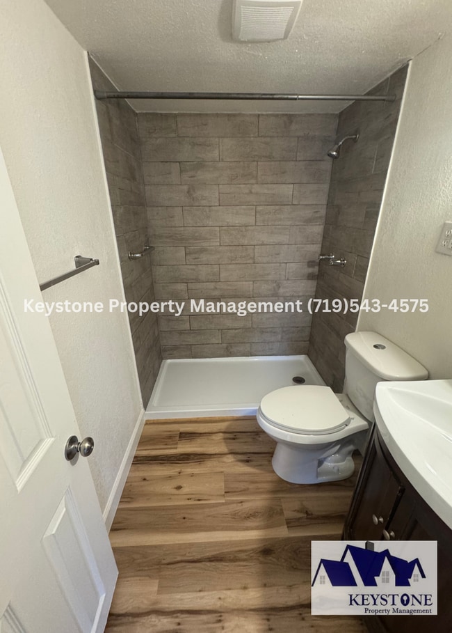 Building Photo - Fully Renovated Home 4+ bedrooms/2 Bathrooms $1550/$1550