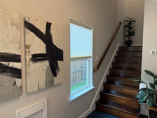 Building Photo - 111 Sumac St