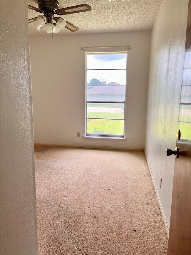 Building Photo - 802 Yorktown Dr