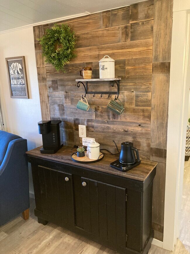 Building Photo - 405 W Aspen Ave