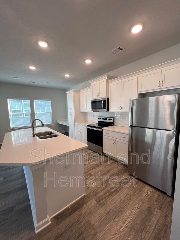 Building Photo - 2040 Lotus Dr