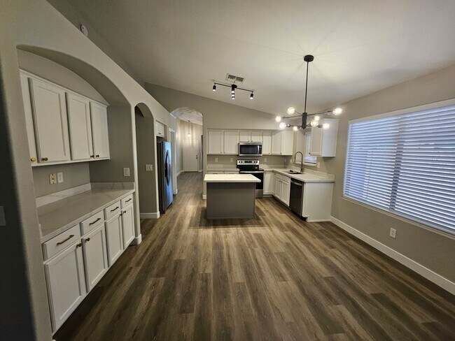 Building Photo - Beautiful, Spacious 4 Bedroom 2 Bathroom home