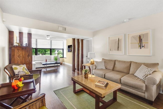 Building Photo - 1719 Whitehall Dr