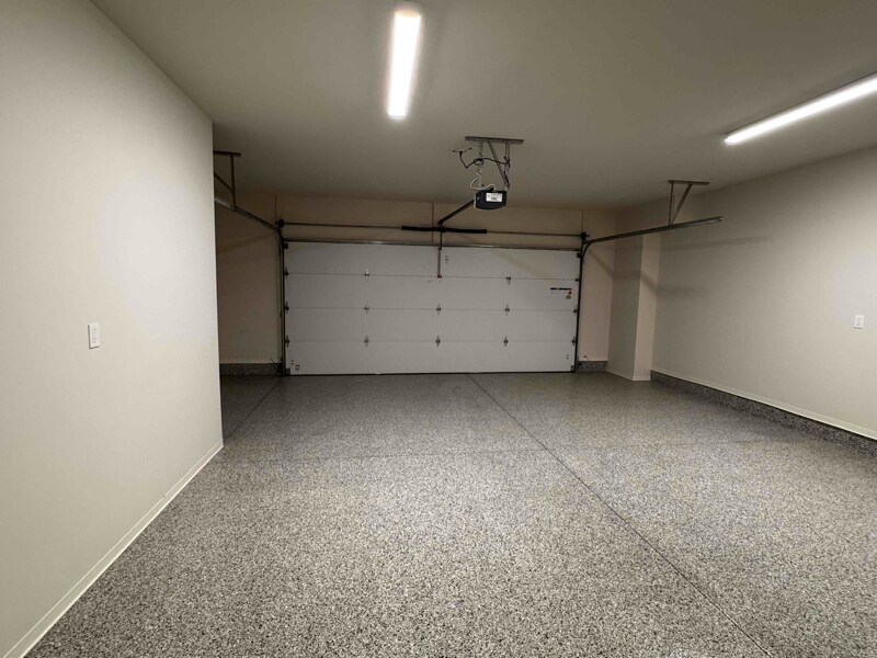 Building Photo - 896 E RR Ave