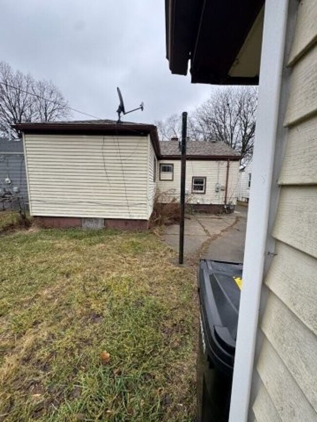 Building Photo - 7501 Lamphere- 3 Bed & 1 Bath FOR RENT