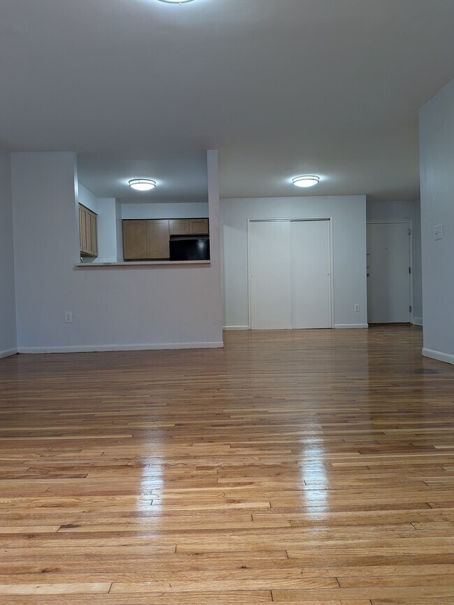 Building Photo - 385 Park Ave