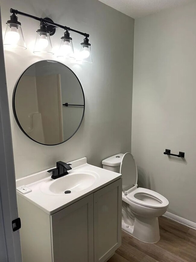 Building Photo - Perfect 2 Bedroom, 1 Bathroom!