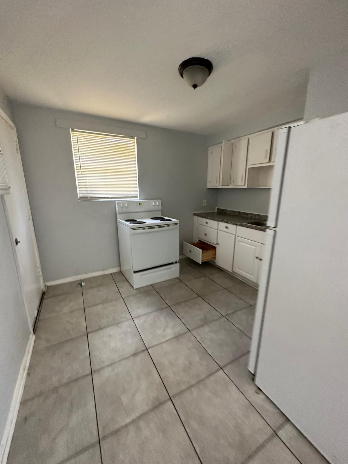 Building Photo - 1305 W 6th St