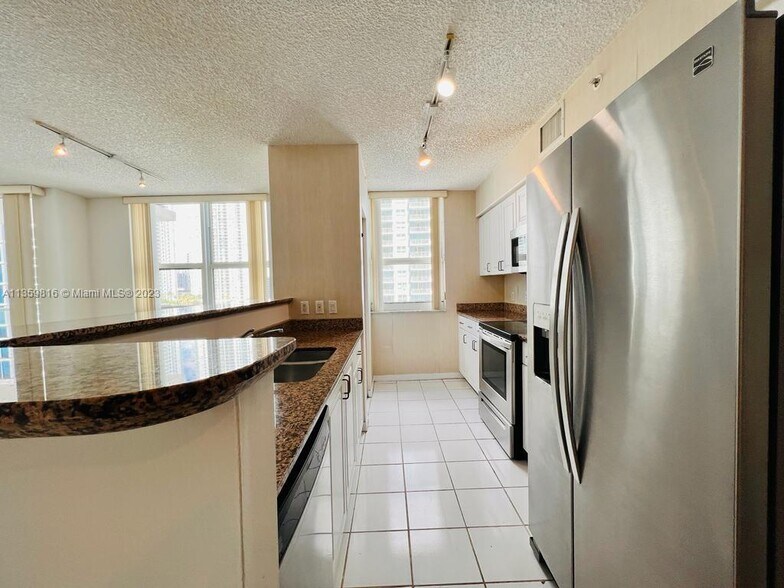 Building Photo - 1155 Brickell Bay Dr
