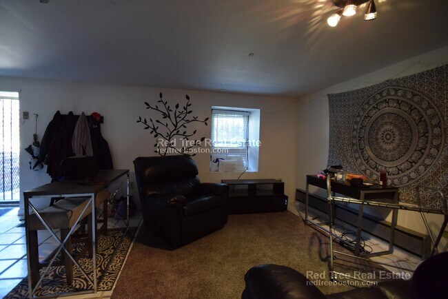 Building Photo - 684 Parker St