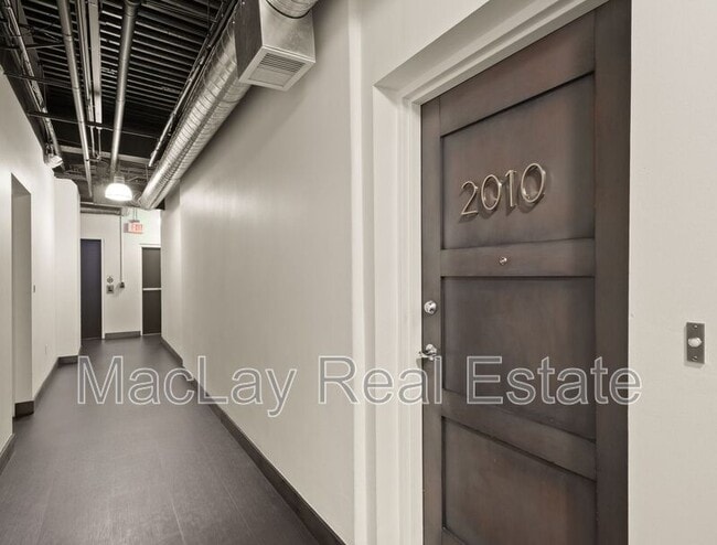 Building Photo - 4020 N Scottsdale Rd