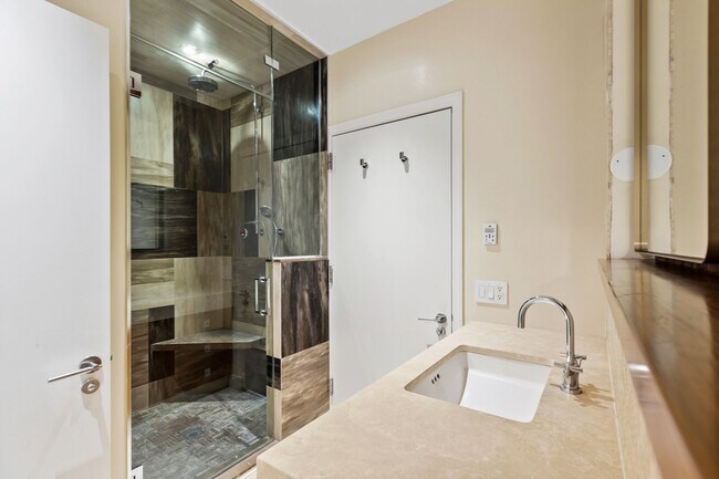 Building Photo - 10 E 14th St