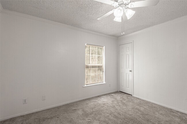 Building Photo - 144 Varsity Dr