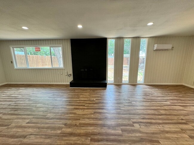 Building Photo - 4 Bedroom 2 Bath Home with Updates! Great Location!