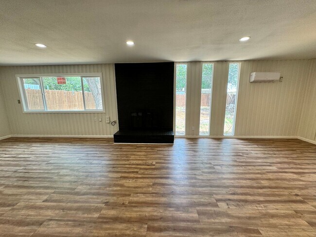 Building Photo - MOVE IN SPECIAL 4 Bedroom 2 bath