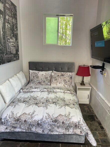 Building Photo - 2366 Nichols Canyon Rd