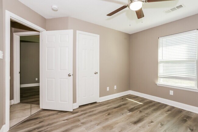 Building Photo - 811 N Ridge Dr