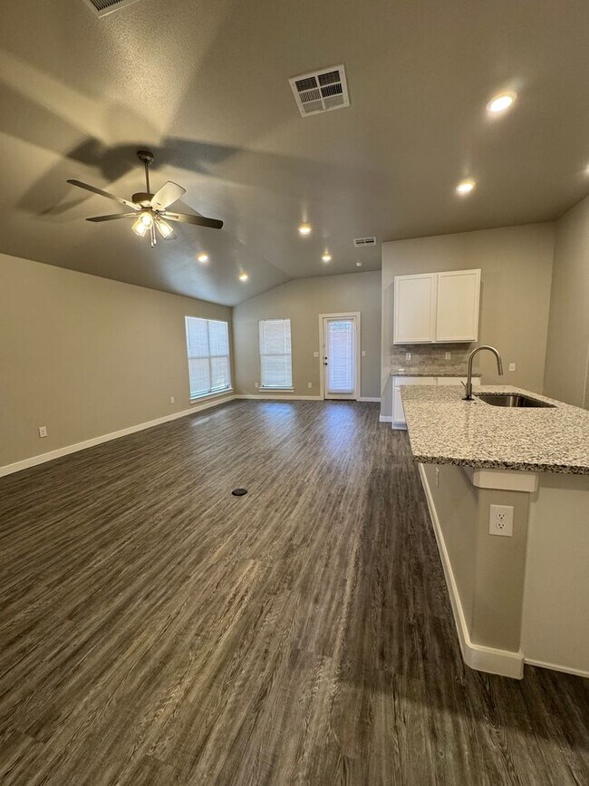 Building Photo - 4 Bedroom in Harvest