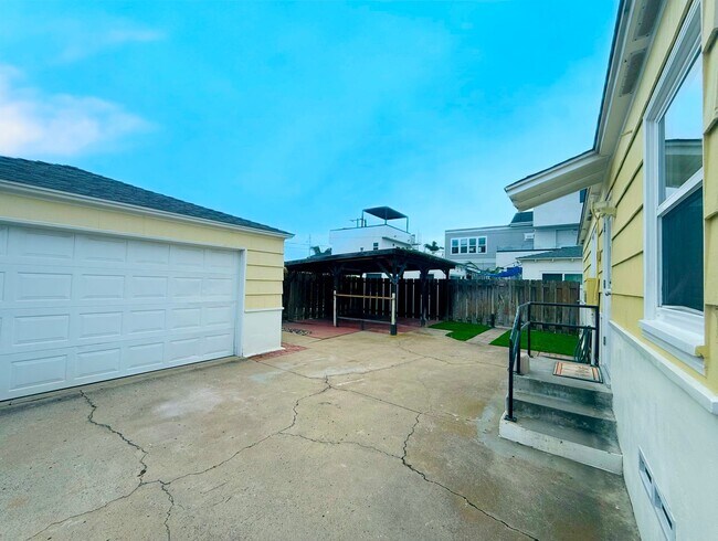 Building Photo - Beach House with Big Garage