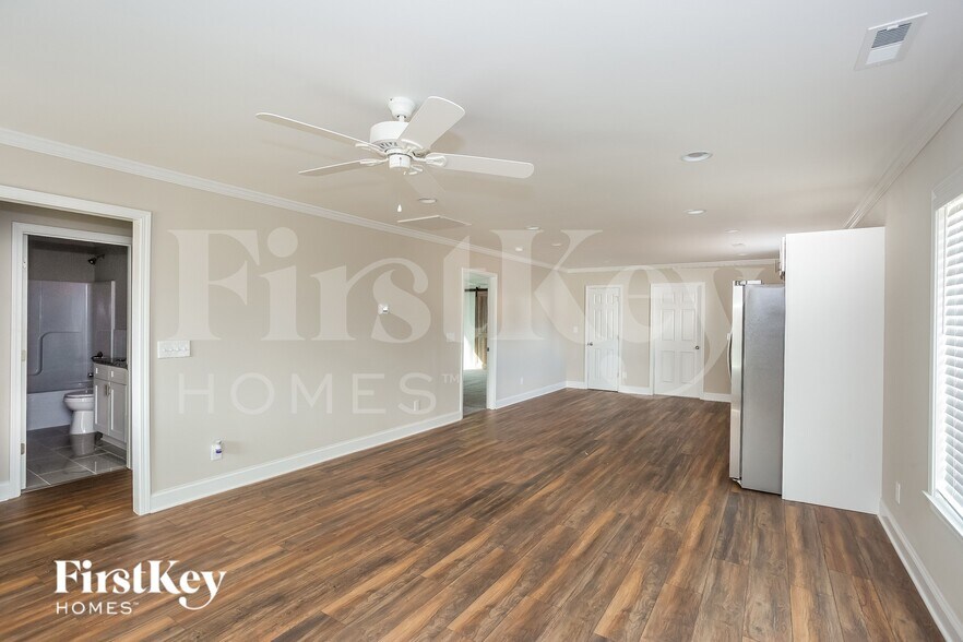 Building Photo - 621 E Mills Dr