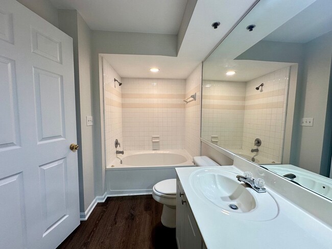 Building Photo - 2 Bed/2 Bath Condo, Gated security, Tons o...