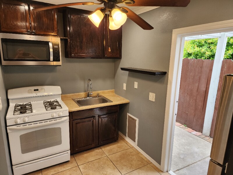 Building Photo - 715 S Pine St