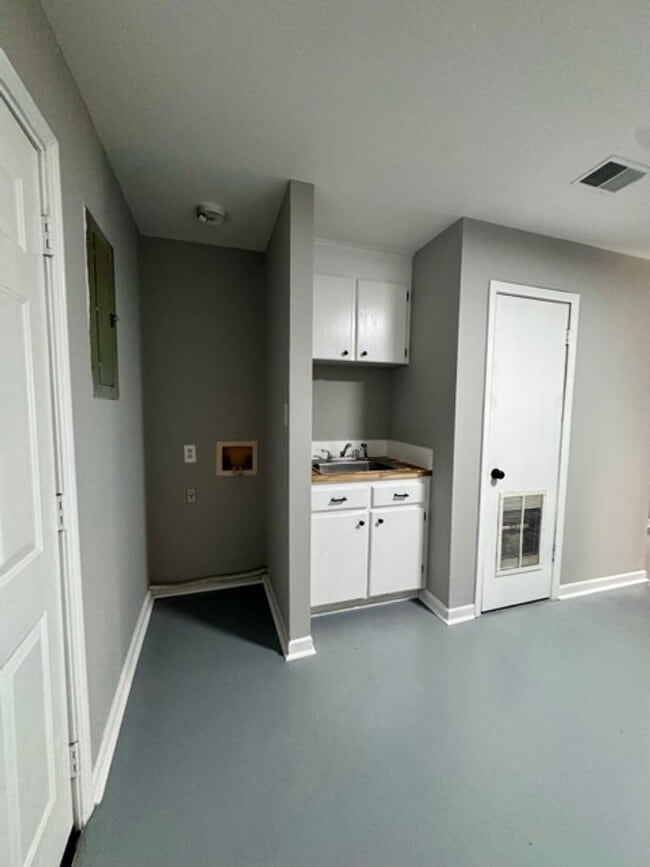 Building Photo - Freshly Remodeled & Move-In Ready!