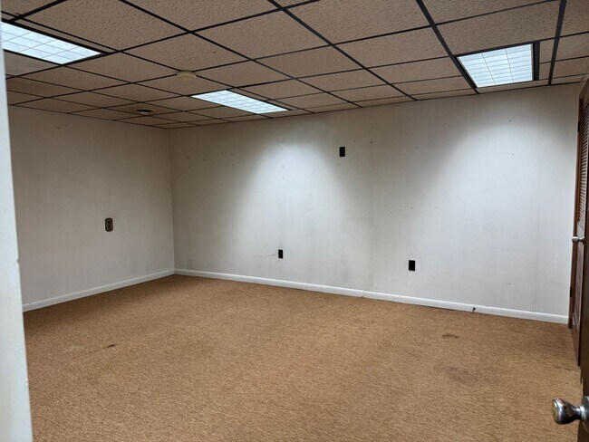 Building Photo - 300 Seneca Ln