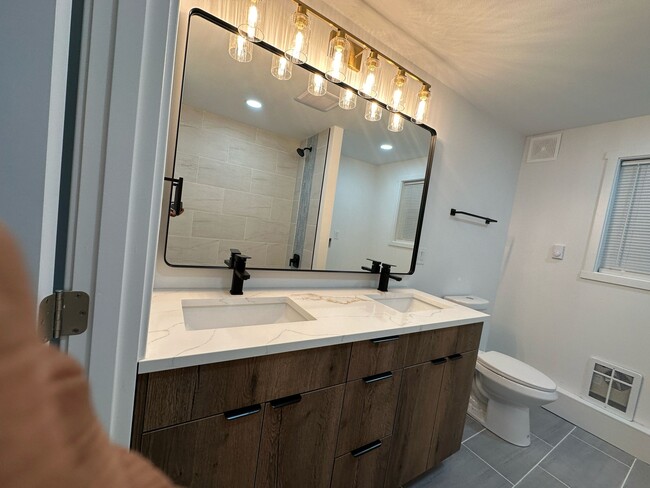 Building Photo - Everett Duplex