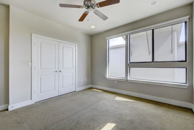 Building Photo - 304 W Alpine Rd