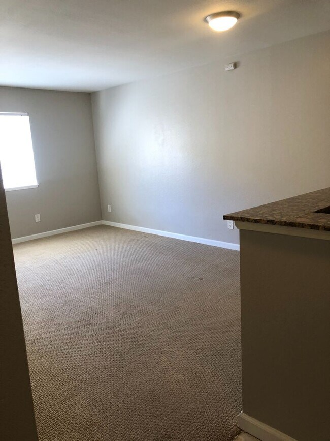 Building Photo - 1 BED/1 BATH CONDO NEAR LA JOLLA VILLAGE
