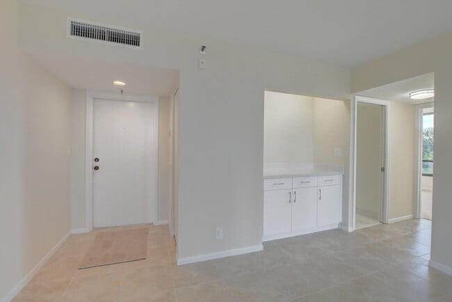 Building Photo - 6797 Willow Wood Dr